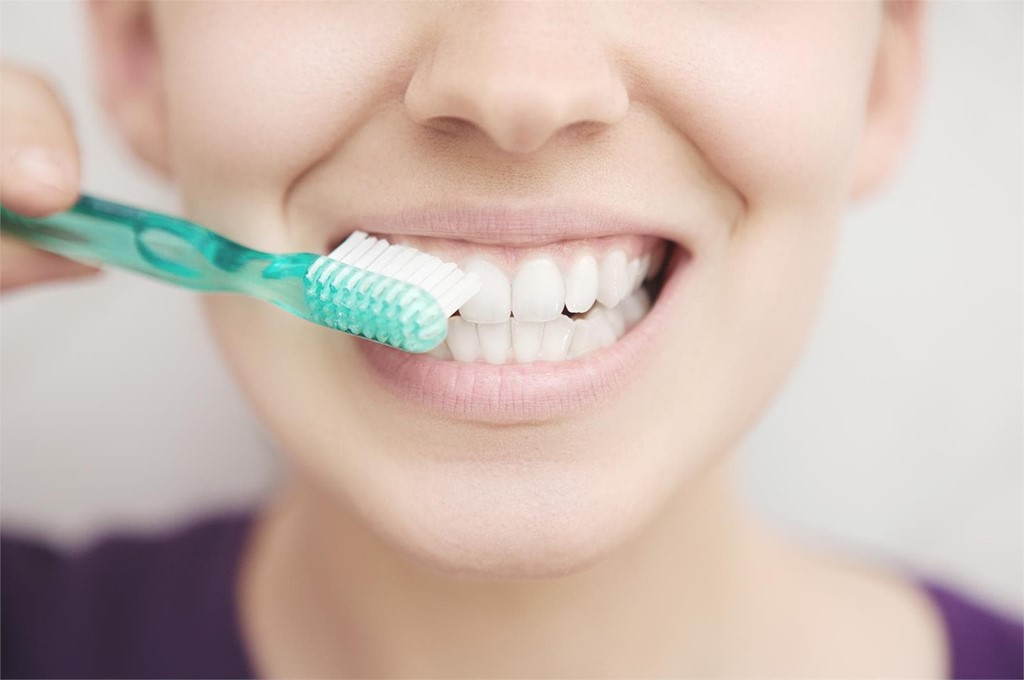 La clave está en las revisiones anuales, semestrales o anuales, para prevenir la caries dental. Por ello es importante acudir a tus citas con tu dentista porque existen caries interproxinales que solo aparecen en una revisión. Además, si cuidas tu higiene bucodental tendrás una boca sana al lavarte los dientes tres veces al día, incluyendo el hilo dental y un colutorio.