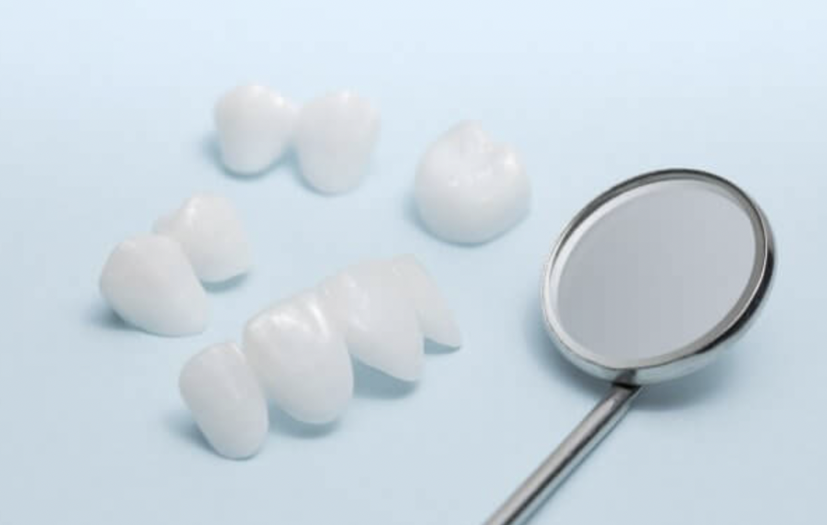 En nuestra clínica dental en Guadalajara usamos este material para nuestros clientes. El circonio produce una mayor biocompatibilidad de la prótesis, una mejor tolerancia por parte de  la encía y un menor riesgo de alergias a metales en personas predispuestas.