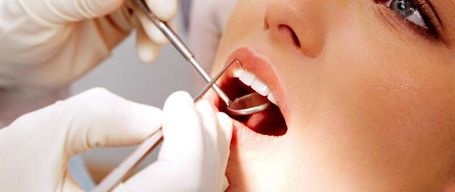 Emdogain es un medicamento compuesto por factores de crecimiento y proteínas procedentes del esmalte dental. Con este tratamiento, se induce a la regeneración del aparato de inserción del diente en situaciones límites, manteniéndose estables en la boca.