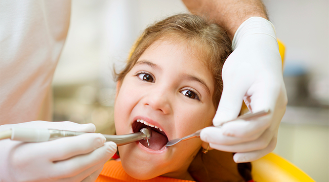 Si los niños acuden al dentista solamente cuando les duele algo en la boca, asociarán la consulta con el proceso doloroso.