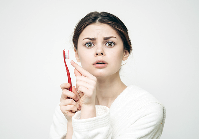 Utiliza un cepillo de dureza media y una técnica correcta de cepillado para prevenir el injerto periodontal.