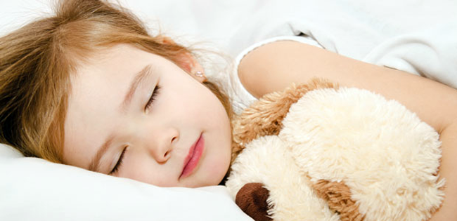 El bruxismo infantil aparece, normalmente, por la noche, cuando los niños duermen, en un sueño profundo.