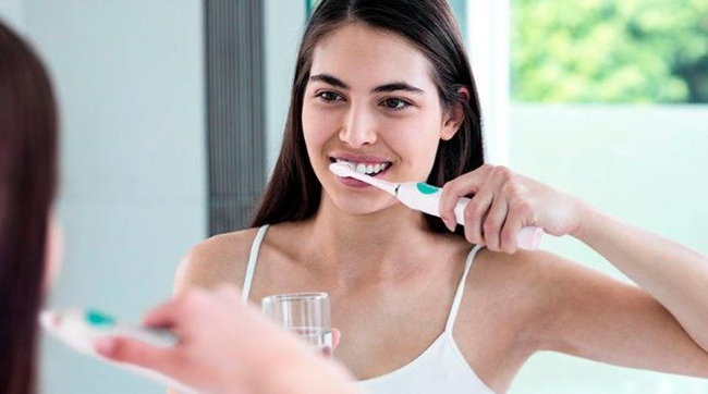 La higiene dental es una de las bases para que tu blanqueamiento dental perdure.