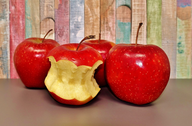 Frutas para tu dientes: las manzanas, sobre todo mordiendo su piel, son perfectas para cuidar tu salud dental.