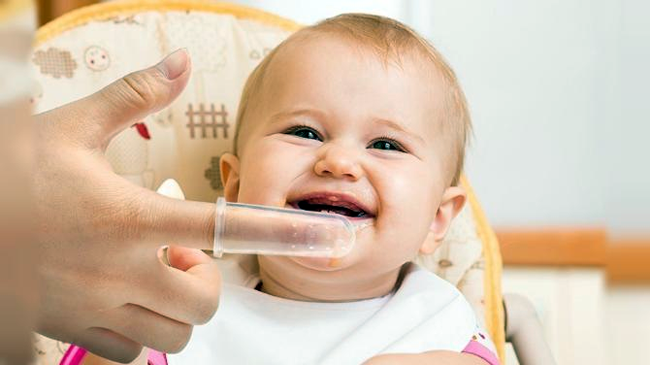 Para cuidar la salud dental de los bebé y sus primeros dientes de leche, lo mejor es usar un retenedor de dedo. 