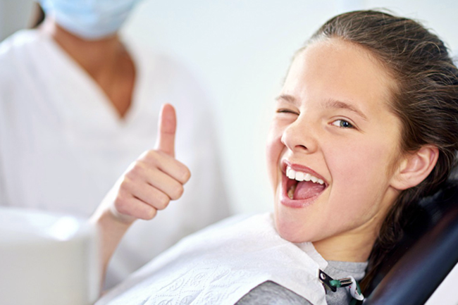 Las caries o posibles problemas odontológicos se comprueban en las primeras sesiones con tu dentista, evitando el miedo al dentista o fobia dental.