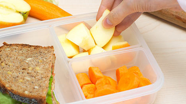 snacks de frutas o las frutas desecadas que no son ideales para llevar al cole pero si las frutas naturales para mantener una buena salud bucal.