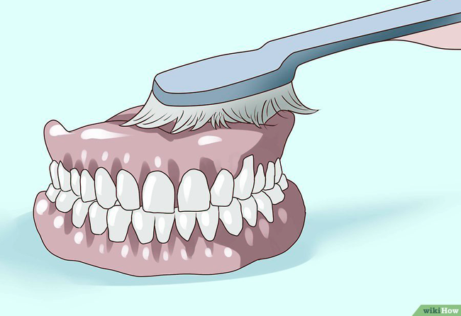 Limpia con agua tu dentadura postiza cada día para higienizarla. 