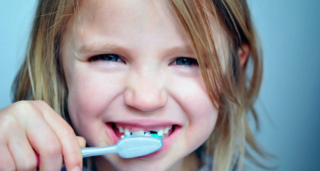 El cepillado dental debe ser al menos dos veces al día, con un poco de pasta fluorada. 