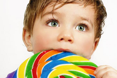 Y aunque creas que la caries en la dentición temporal no tiene mucha importancia, porque siempre suele venir un recambio dental en la dentición permanente, estás equivocado.