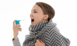 Para mejorar los síntomas sobre cómo la gripe afecta a tus dientes, tu boca seca es un problema para tus encías que estarán más indefensas contra las enfermedades periodontales, la gingivitis, la periodontitis, así como la mucositis y periimplantitis, en el caso de personas con implantes dentales.