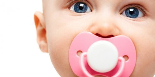 Retirar el chupete para evitar problemas bucodentales es prioritario antes de cumplir los dos años de edad de tu bebé.
