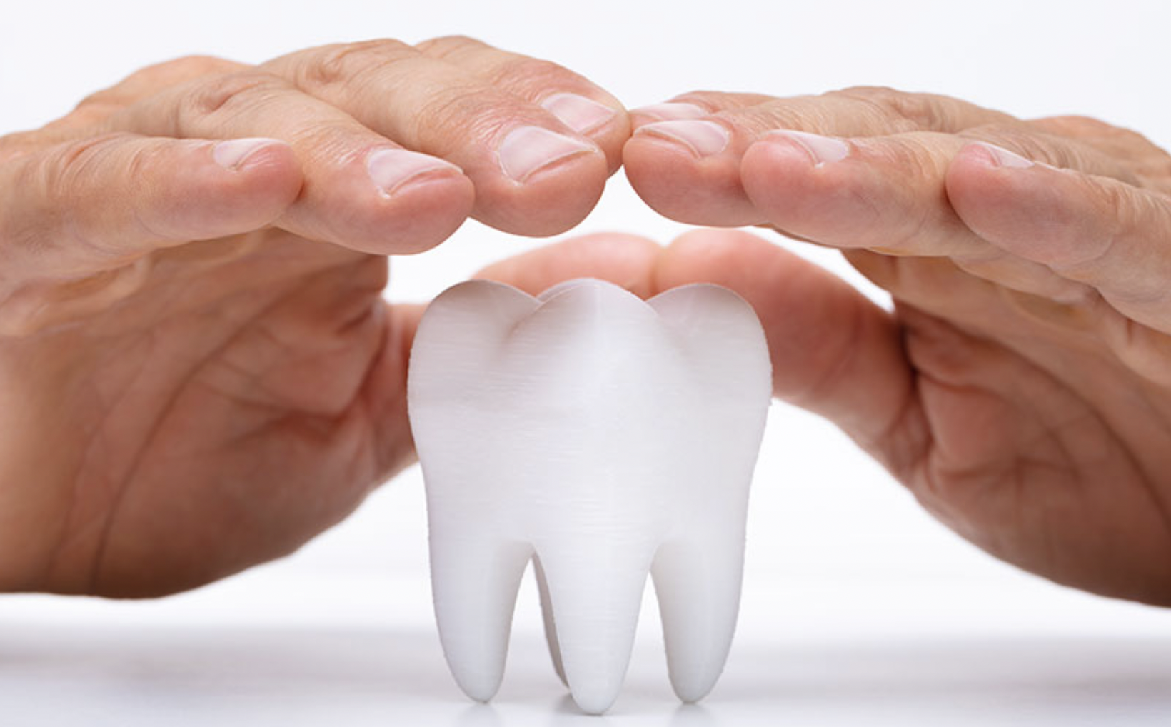 El esmalte dental no se regenera y eso es un problema. Por lo tanto, cuidarlo es básico para tener una buena salud bucodental ya que todo en tu boca es como un timonel. Todo lo que no se cuida tiene un efecto de acción y efecto en tu salud bucodental. 