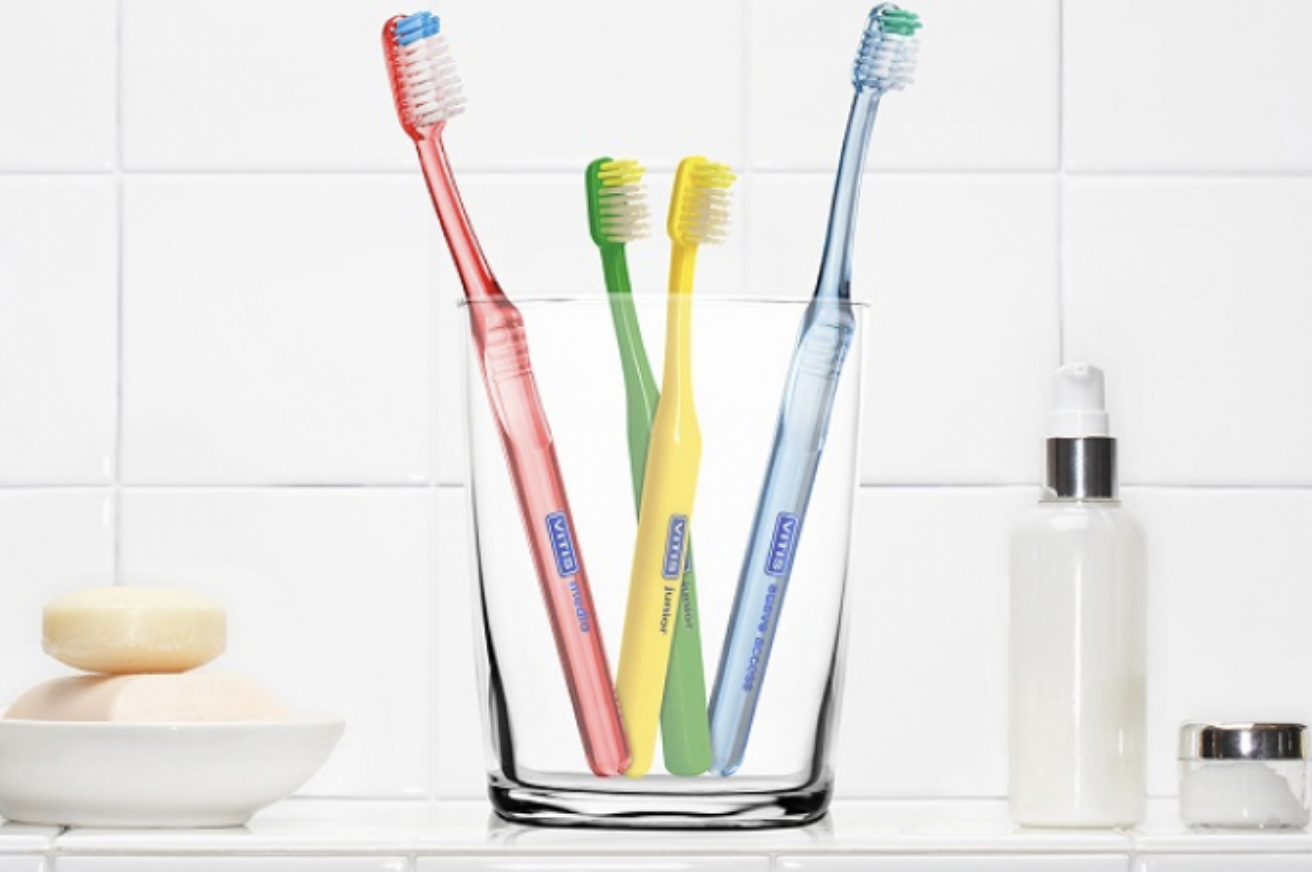 La cantidad de pasta dentífrica, con respecto a la edad, es un aspecto importante para tu rutina de higiene oral. Si tienes hijos, entre 0 a 3 años, la cantidad de dentífrico debe ser como la de un grano de arroz. O si los tienes, entre 3 y 6 años, la pasta dentífrica debería ocupar el tamaño de un guisante. A partir de los 6 años y durante la etapa adulta, el tamaño recomendado de un garbanzo.