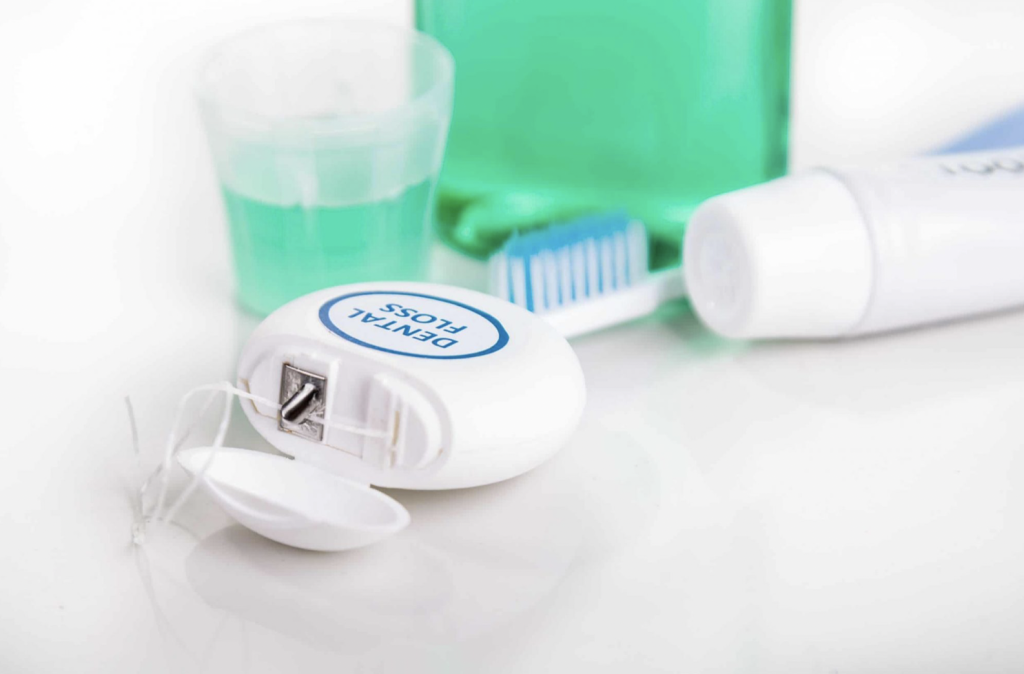 a cantidad de pasta dentífrica, con respecto a la edad, es un aspecto importante para tu rutina de higiene oral. Si tienes hijos, entre 0 a 3 años, la cantidad de dentífrico debe ser como la de un grano de arroz. O si los tienes, entre 3 y 6 años, la pasta dentífrica debería ocupar el tamaño de un guisante. A partir de los 6 años y durante la etapa adulta, el tamaño recomendado de un garbanzo.