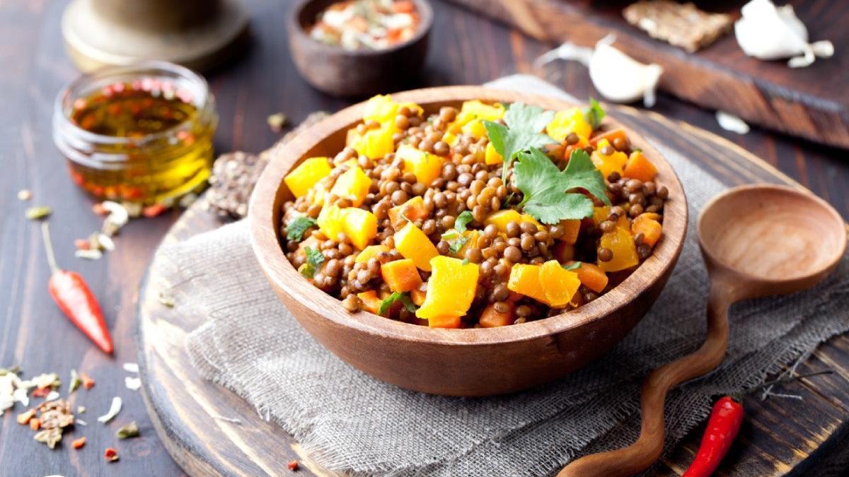 Las ensaladas frías de lentejas, garbanzos y tomate, al igual que el gazpacho, el salmorejo y los zumos naturales mantienen la hidratación de tu organismo al igual que los zumos naturales porque contienen un nivel elevado de agua. Estos alimentos te ayudan con unos hábitos alimentarios en verano. 