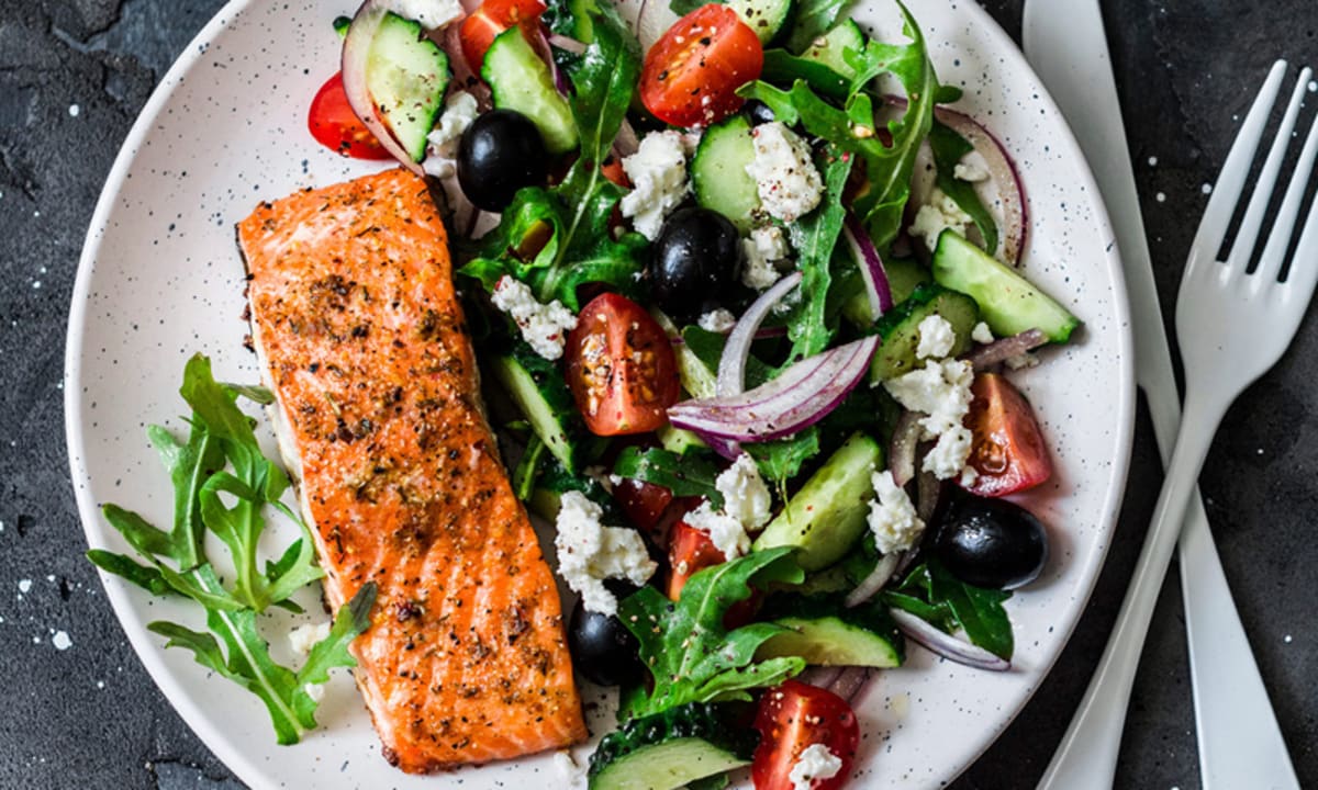 Estos hábitos alimentarios en verano son nuestros mejores consejos para que tu dieta sea equilibrada y ayude a tu salud bucodental por sus vitaminas, flúor y su aporte en fibra. En cualquier caso, no te olvides de llevar tu kit dental en el bolso cuando tengas un almuerzo o una cena con los amigos. 