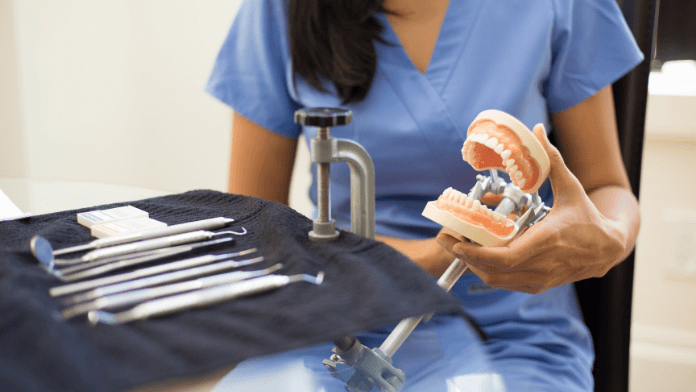 Acabamos de celebrar el Día Mundial del Higienista Dental. Una fecha que nos recuerda la importancia de este perfil profesional y que siempre va de la mano del odontólogo en muchos tratamientos dentales. Hoy vamos a hablar de sus funciones  en consulta y cómo pueden ayudarte a mantener una buena salud bucodental.