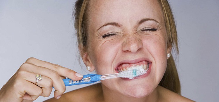 A veces puede darte pereza lavarte los dientes y usas el enjuague dental como fórmula de limpieza. Ten cuidado, aunque el sabor del colutorio siempre te ofrece frescor bucal, úsalo junto al resto de tu ritual para cepillarse los dientes de manera correcta.
