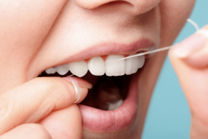 El irrigador dental te ayuda a limpiar profundamente en aquellas zonas donde el cepillo dental no consigue llegar. Con lo cuál es una acción complementaria importantísima para tu higiene bucal. Pero nunca se debe utilizar como un sustituto del cepillado, sólo como un paso más de tu limpieza. Una vez que te hayas cepillado los dientes, mínimo dos veces al día, y usado los cepillos interdentales y el hilo dental, es la hora de tu irrigador dental.