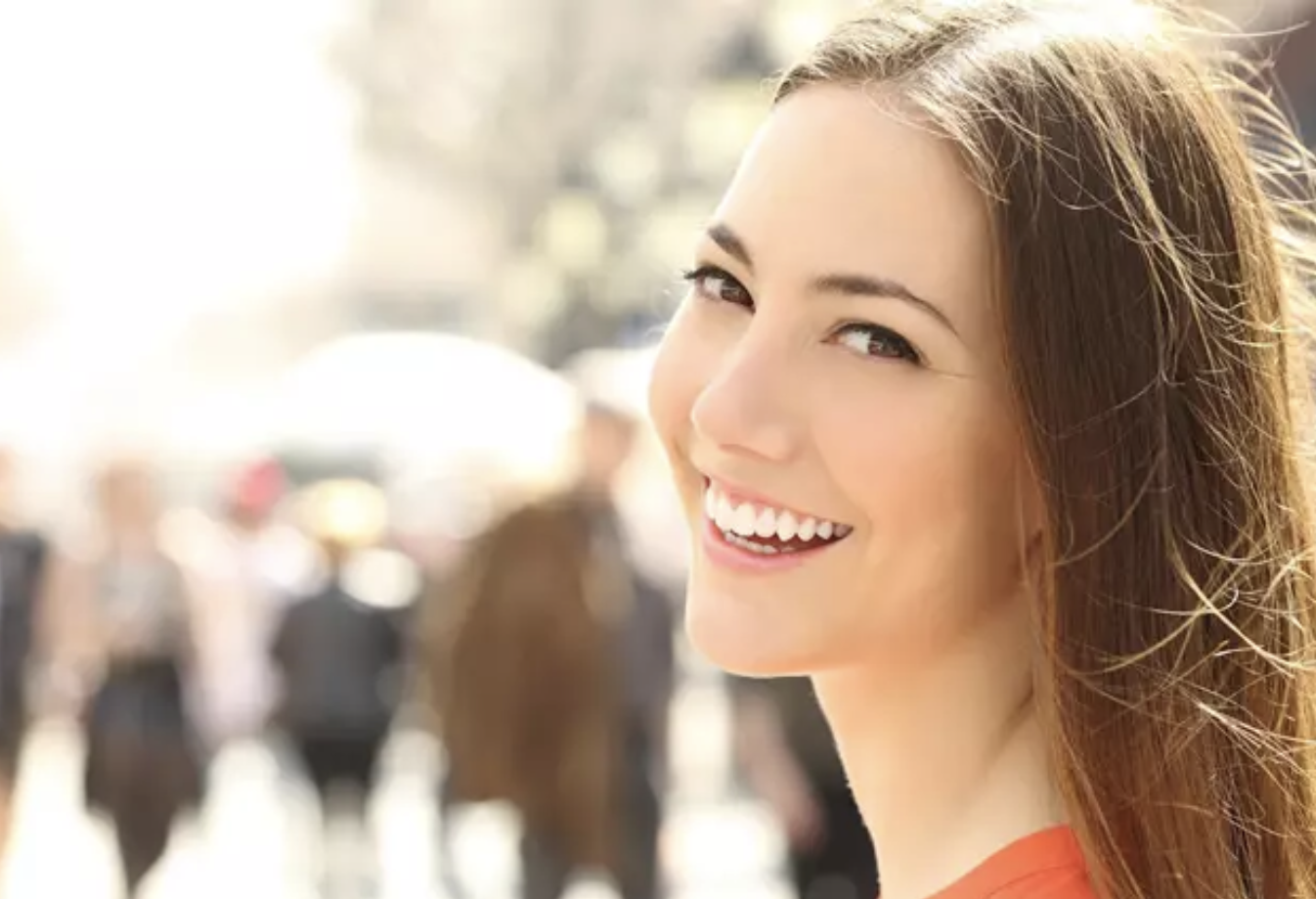 La sonrisa es un tema prioritario de nuestra clínica dental en Guadalajara. No sólo porque genera una comunicación no verbal necesaria para relacionarse sino que aporta seguridad y franqueza en su buen hábito. En este caso, nuestro equipo dental es experto en devolverte una sonrisa sana y ayudarte, según el caso, en implantología de carga inmediata, ortodoncia invisible, blanqueamiento, carillas y fundas de circonio, entre otros tratamientos. ¡Celebra con nosotros en Día Mundial de la Sonrisa!