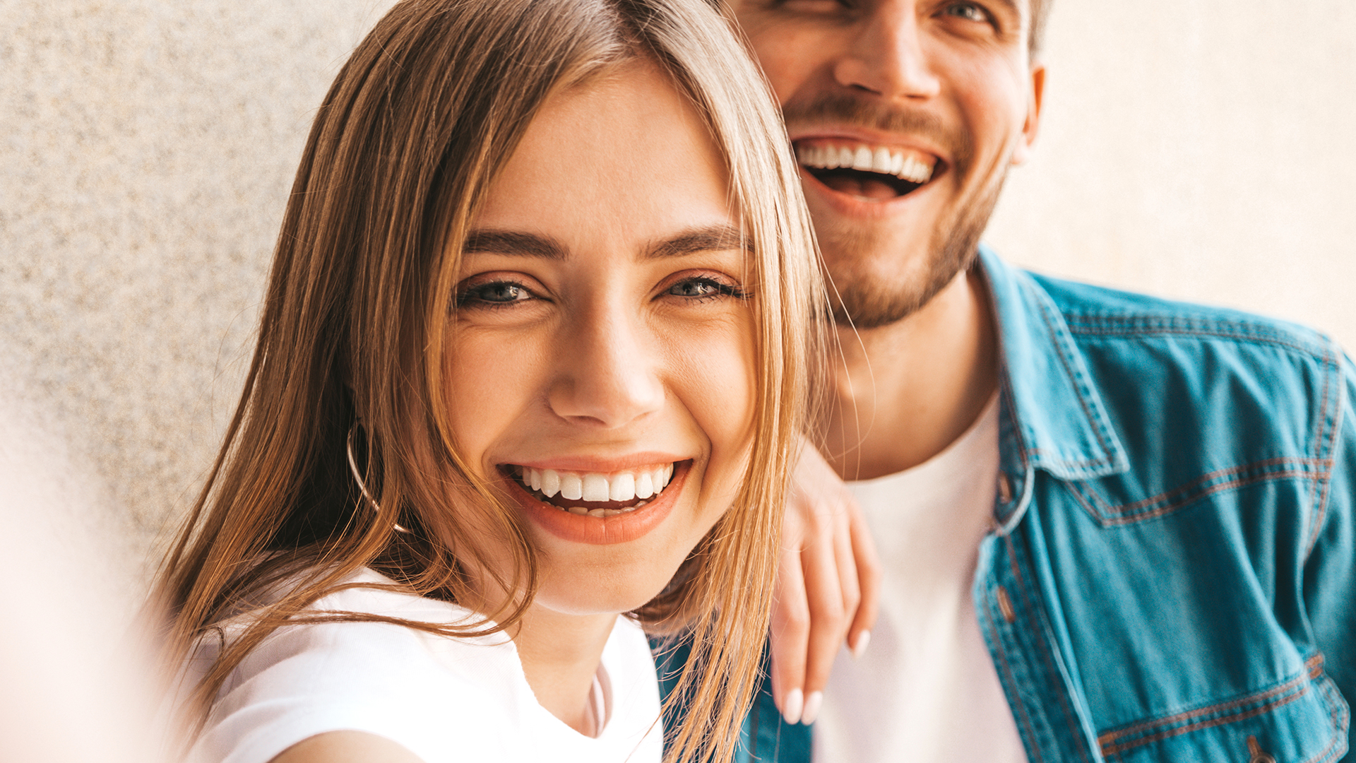 Acabamos de celebrar el Día Mundial de la Sonrisa. Una fecha que nos recuerda la importancia de la sonrisa y sus beneficios para la calidad de vida. Porque no sólo hablamos de la estética facial sino del bienestar que produce una buena sonrisa en tu salud general. 