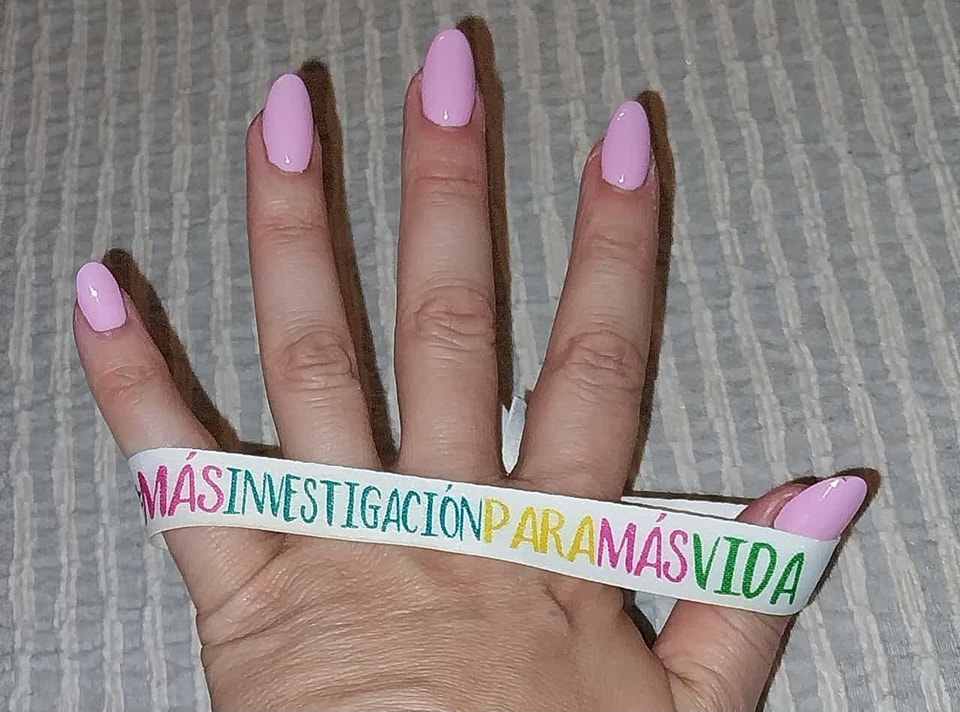 La investigación en el cáncer de mama es sinónimo en la mejora de la calidad de vida de las pacientes durante y después de sus tratamientos. #MásInvestigaciónParaMásVida. Gracias a numerosos colectivos, el activismo y los investigadores que se suman todo el año y en este mes de octubre en el Día Internacional de lucha contra el Cáncer de mama. En numerosas campañas se habla de la “supervivientes” cuando ningún paciente está luchando una batalla. ¿Qué ocurre con aquellas mujeres que no lo consiguen? Nunca hay que quitarle valor a las pacientes que fallecen por un cáncer de mama, en este caso. 