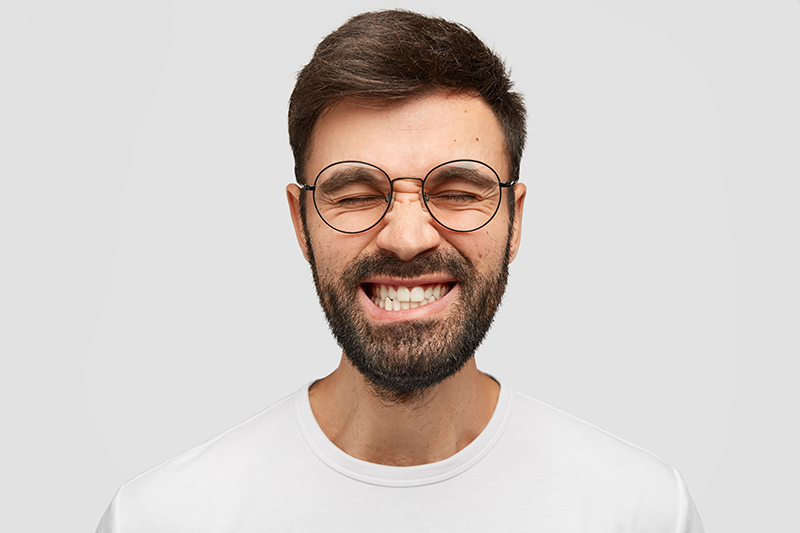 Es importante saber cómo reducir el estrés para evitar problemas bucodentales como el bruxismo o la enfermedad de las encías.