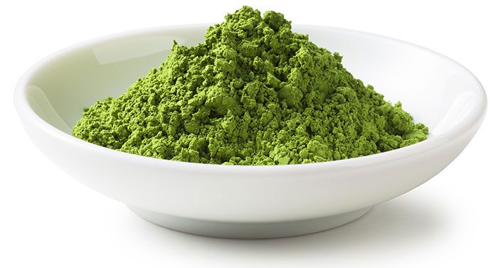 El té verde matcha aporta nutrientes y vitaminas a tu salud general. Pero ahora se confirma que la planta Camellia Sinensis es beneficiosa para tu salud oral, tras el estudio clínico de la Facultad de Odontología de la Universidad de Nihon en Matsudo en Japón. La revista científica Microbiology Spectrum de la Sociedad Americana de Microbiología ha demostrado que la bacteria Porphyromonas gingivalis muere tras cuatro horas de su exposición en pacientes con periodontitis. “El matcha puede tener aplicabilidad clínica para la prevención y el tratamiento de la periodontitis”, según los investigadores en el artículo publicado.