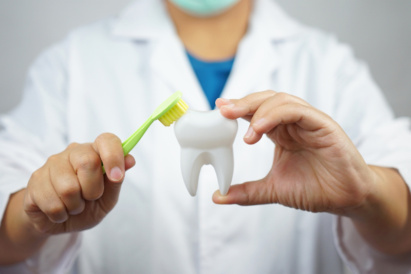 Se piensa que un cepillado intenso o con fuerza ayuda a eliminar las manchas de los dientes, pero se trata de un mito de los tratamientos dentales. Realmente de esa forma dañamos nuestros dientes. 