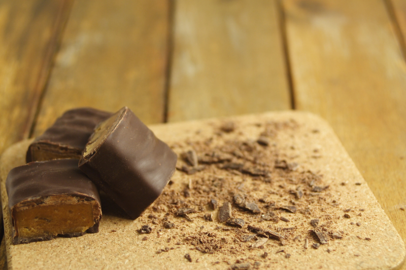 Receta saludable de turrón de chocolate y avena saludable. Perfecto como postre para Navidad o cualquier otra fiesta con familia y amigos. 