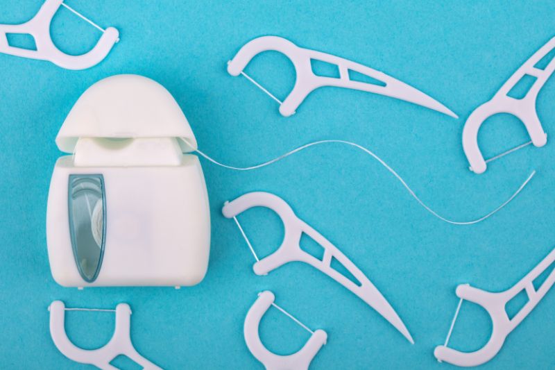 Por esta razón, aquellos pacientes que usaban el hilo dental y el riesgo de sufrir un accidente cerebrovascular tienen un “22% menos de probabilidad de un accidente cerebrovascular isquémico, un riesgo 44% menor de un accidente cerebrovascular cardioembólico (coágulos de sangre que viajan desde el corazón) y un riesgo 12% menor de fibrilación auricular”.