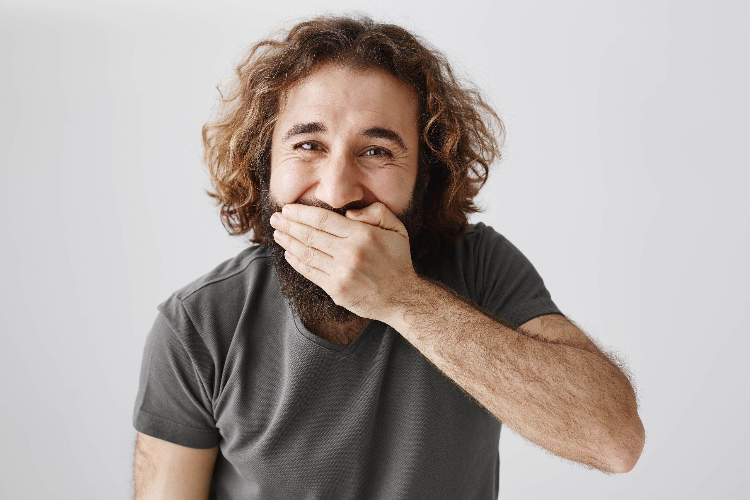 Es un mito sobre tu salud bucodental creer que si tienes mal aliento  solo necesitas enjuague. Pueden haber enfermedades dentales que si no se tratan a tiempo pueden provocar muchos daños en tu salud. 