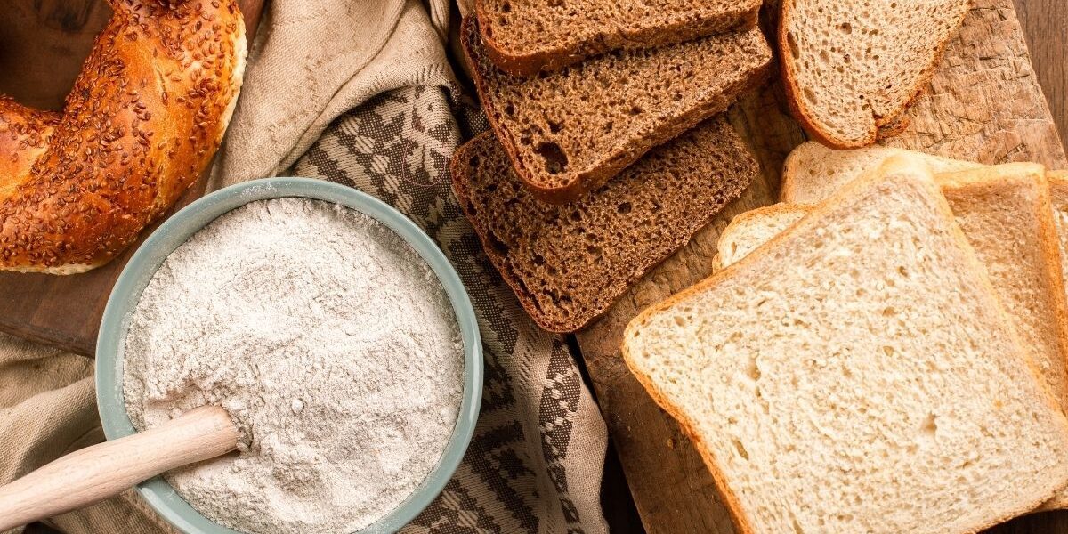 Los síntomas de la diabetes, la celiaquía o el cáncer oral pueden manifestarse a través de tu salud oral. Por ejemplo, la celiaquía es una enfermedad que se manifiesta por una reacción a la ingesta de gluten. Aunque muchos de los pacientes aún no han sido diagnosticados, debes tener claro estos síntomas que pueden manifestarse a cualquier edad. Si notas una diarrea crónica, un exceso de gases, pierdes peso o una anemia que no se termina de curar, debes pedir cita con tu dentista general. En España, entre 450.000 y 900.000 personas han sido diagnosticadas, entre un 1% y un 2% de la población.