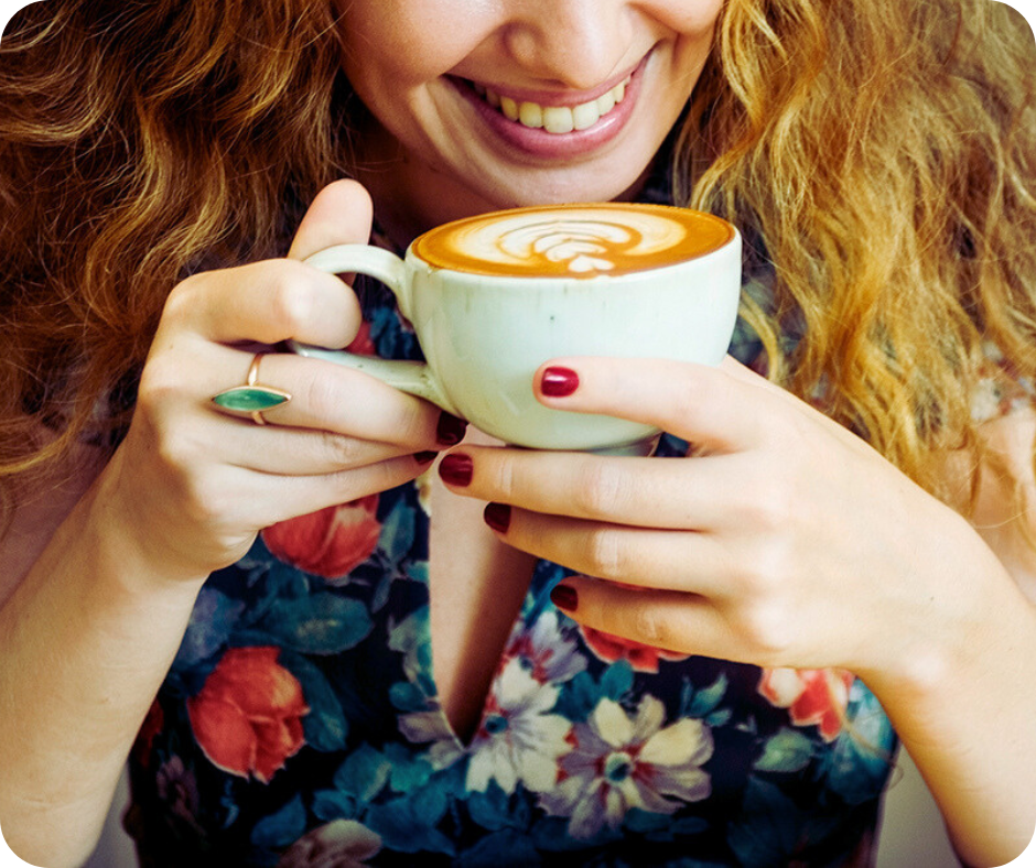 El café y sus manchas dentales son un claro ejemplo de cómo esta famosa bebida afecta a tu salud oral. Según varias fuentes, 22M de personas en nuestro país beben café habitualmente. Una cifra que la hace muy popular para los amantes del café que se estima en más de tres tazas de café a diario. Hoy te hablaremos de cómo impacta en tu salud bucodental, las manchas dentales por su ingesta, sus mitos y nuestros consejos dentales para que lo sigas disfrutando.