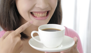 El café y sus manchas dentales es uno de sus máximos orales para los fans del café. Esta famosa bebida contiene unos tintes naturales que terminan manchando tus dientes de forma progresiva. De igual manera que el té negro, el vino tinto y algunas bebidas carbonatadas. Nuestro mejor consejo es que bebas un vaso de agua después y puedas cepillarte primero los dientes y enjuagarte con tu colutorio.