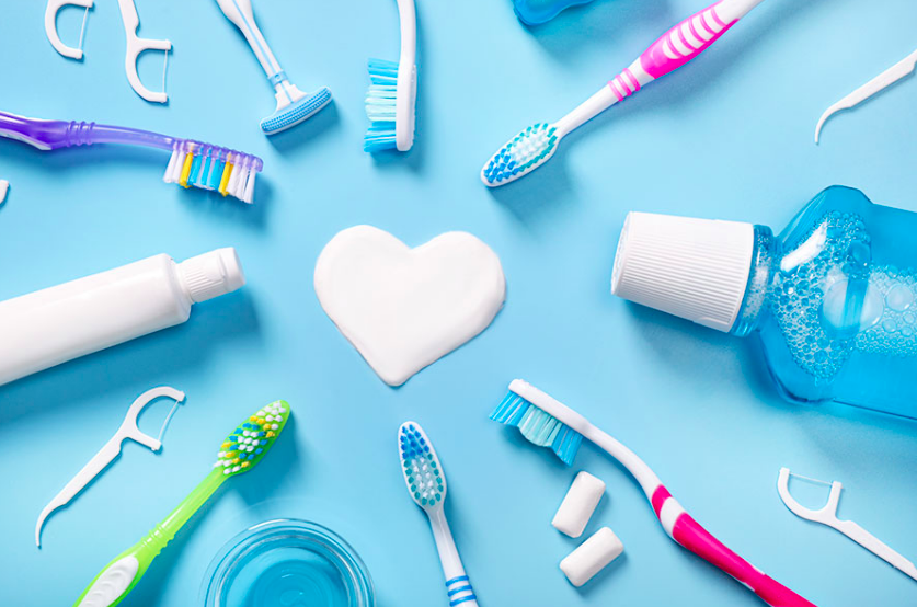 La limpieza diaria de tus dientes incluye estos 4 pasos diarios: el hilo dental siempre antes del cepillado, su limpieza de dos minutos con una pasta dental con fluoruro; lavar siempre la lengua con el cepillo o un raspador lengual y usar un enjuague dental después del cepillado (recomendamos en el último cepillado de la noche). 