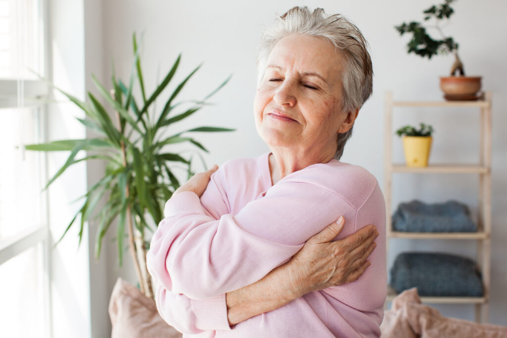 Según diversos estudios médicos nacionales e internacionales, la salud general está unida a tu salud dental u oral. De este modo, numerosos informes han confirmado la conexión entre enfermedades periodontales con el Alzheimer, la diabetes o del corazón. Por ello, hoy vamos a hablar del Día Mundial del Autocuidado y de aquellos consejos saludables para que continúes con una buena salud general y dental.