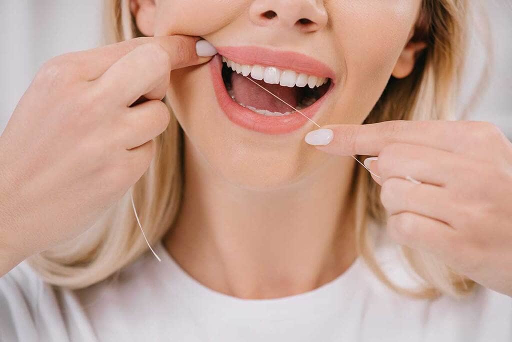 El hilo dental es uno de los pasos importantes de la limpieza diaria de tus dientes. Siempre antes del cepillado dental.