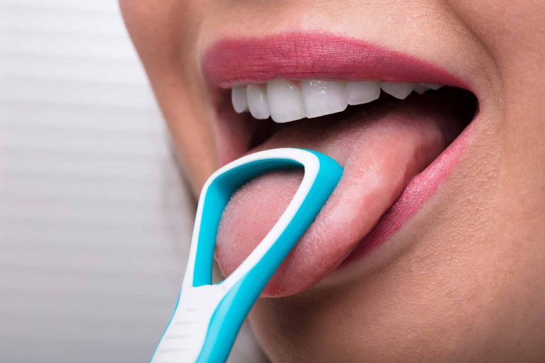 La limpieza diaria de tus dientes es uno de los mejores hábitos para tu salud diaria. Por esta razón, el raspador lingual es uno de los pasos importantes para la limpieza de tu lengua. 