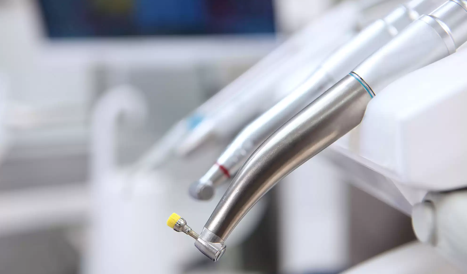 La limpieza dental es una técnica importantísima para mantener tu salud dental y una sonrisa sana. Para ello, debemos recordarte la importancia de la limpieza dental y sus beneficios. Porque, gracias a este procedimiento en consulta, conseguimos eliminar el sarro acumulado en tus dientes, la línea de las encías y sus espacios interdentales. ¡Una maravilla! 