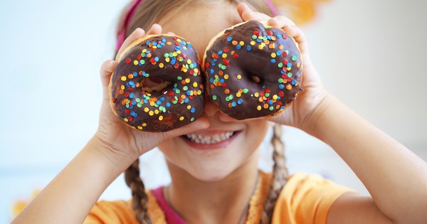 El tratamiento de la caries en dientes de leche es una técnica sencilla. Y depende, en su cuidado, de la prevención y supervisión de los padres.