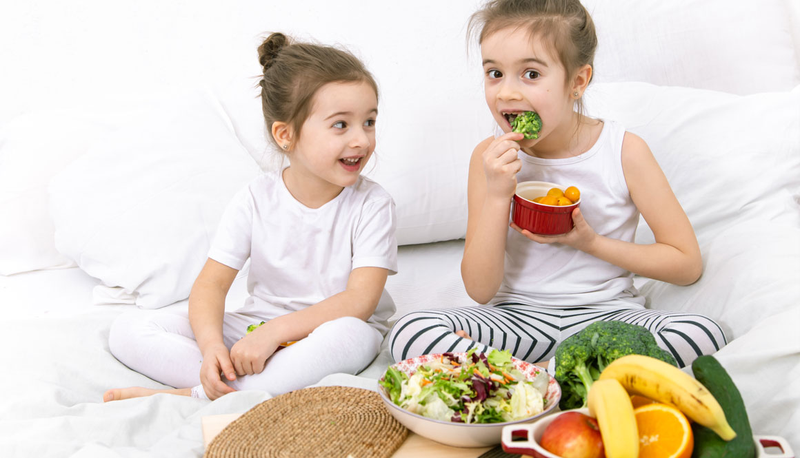 El tratamiento de la caries en dientes de leche es una técnica parecida a la de los adultos. Aunque lo correcto es su prevención, te dejamos cuáles son las distintas opciones: Empaste: El empaste adulto y el infantil son idénticos. Cuando la caries no ha llegado al nervio, se realiza una obturación o empaste en la zona. Para ello, se elimina el esmalte cariado, se limpia toda la zona, se añade un protector pulpar y se restaura.    Pulpotomía: Si la caries ha llegado al nervio, se elimina aquella parte cariada o la zona del nervio dental, intentando conservar el diente y todas sus funciones: cortar, masticar, etc. En los más pequeños, la erupción del diente definitivo no se ve afectada por esta técnica y así se evita el dolor, la inflamación, etc. Pulpectomía: Cuando la caries ha llegado, ha avanzado y tocado la raíz con su pulpa. Este tratamiento de la caries en dientes de leche obliga a eliminar toda la  pulpa, raíz y corona. Para ello, se reconstruye el diente con la idea de evitar el dolor y las inflamaciones.