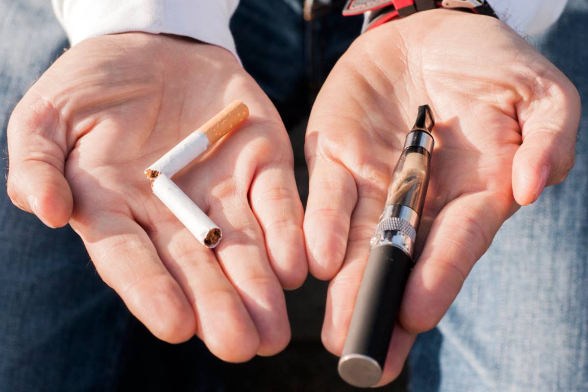 La nicotina del tabaco o los vapers sin y con sabores dañan los dientes y encías. Aunque vapear es una tendencia entre los más jóvenes, sigue nuestras recomendaciones porque el vapeo daña los dientes y encías y tu salud oral te lo agradecerán.