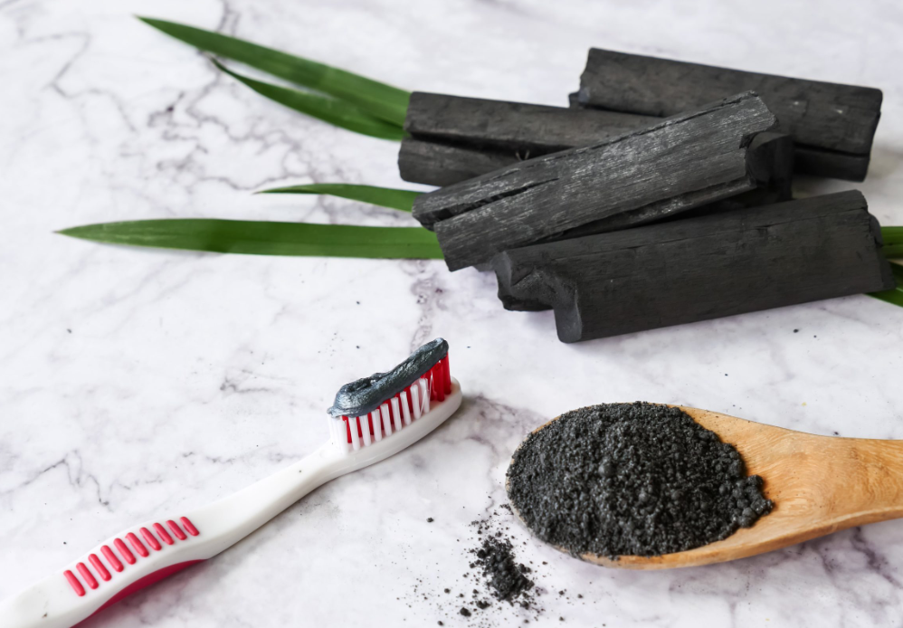 El carbón activado es un material poroso que se ha utilizado de manera tradicional para tratar intoxicaciones por su capacidad de absorber sustancias. En teoría, al aplicarlo sobre los dientes podría “atrapar” manchas superficiales. Sin embargo, esta explicación sencilla no refleja lo que realmente pasa en tu boca. El carbón activado no blanquea los dientes desde dentro, como sí lo hace un tratamiento profesional de blanqueamiento dental. Sino que actúa únicamente sobre la superficie. Y no puede, además, eliminar manchas profundas ni aclarar el tono natural del diente. Por esta razón, no tiene estudios científicos sólidos que avalen su eficacia y una seguridad a largo plazo.