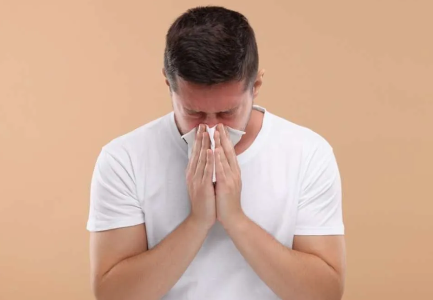 Un buen hábito es mantener una buena higiene oral durante la gripe como herramienta preventiva. Porque al reducir la cantidad de bacterias orales y la inflamación de encías, se disminuye el riesgo que alcancen las vías respiratorias y que agraven, además, la enfermedad. 