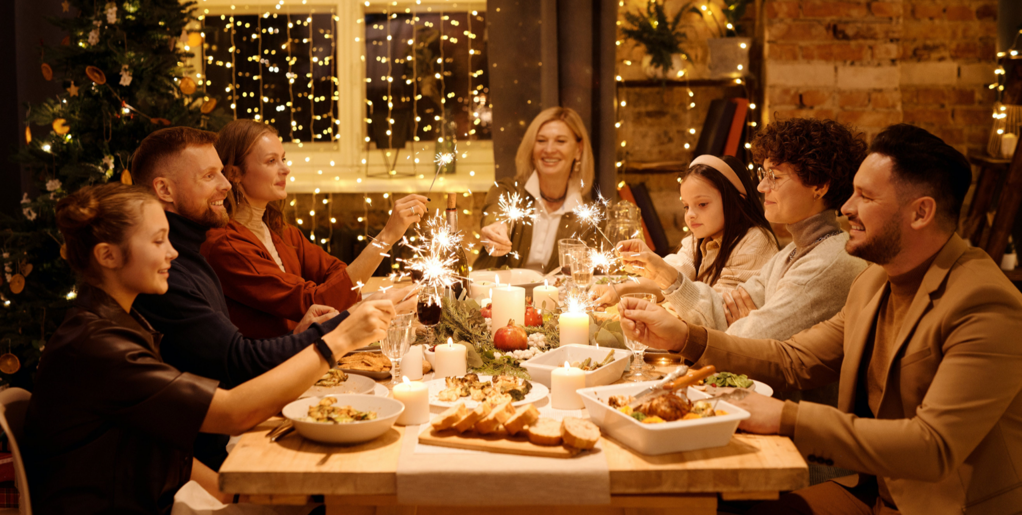 La Navidad es para disfrutarla con buenos reencuentros, sobremesas y una mesa donde siempre hay un dulce a mano. Porque después de cada comida es el momento del turrón, los polvorones y sus chocolates. Por esta razón, hoy hablaremos de seguir manteniendo una sonrisa sana con el cuidado de la salud dental con dulces en Navidad.