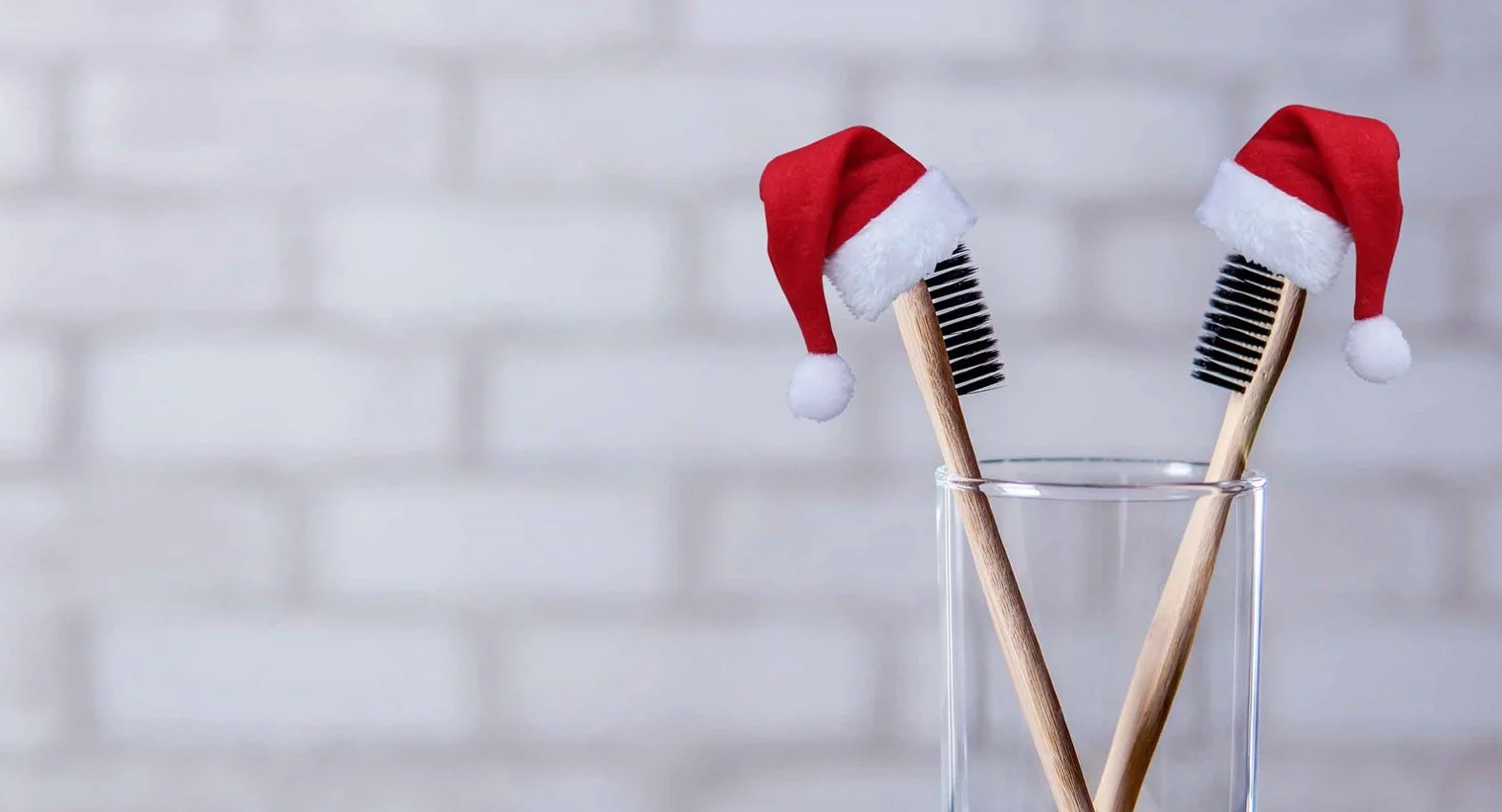 Porque cuidar tu salud dental en Navidad no significa vivir pendiente del cepillo, sino encontrar un equilibrio. Por ejemplo, intentar no picar dulces constantemente, beber agua después de tomarlos y no saltarse el cepillado nocturno. Aunque son consejos dentales sencillos pueden ayudarte mucho más de lo que parece. Al final, el cuidado de la salud dental con dulces en Navidad es una forma de cuidarnos también por dentro.  