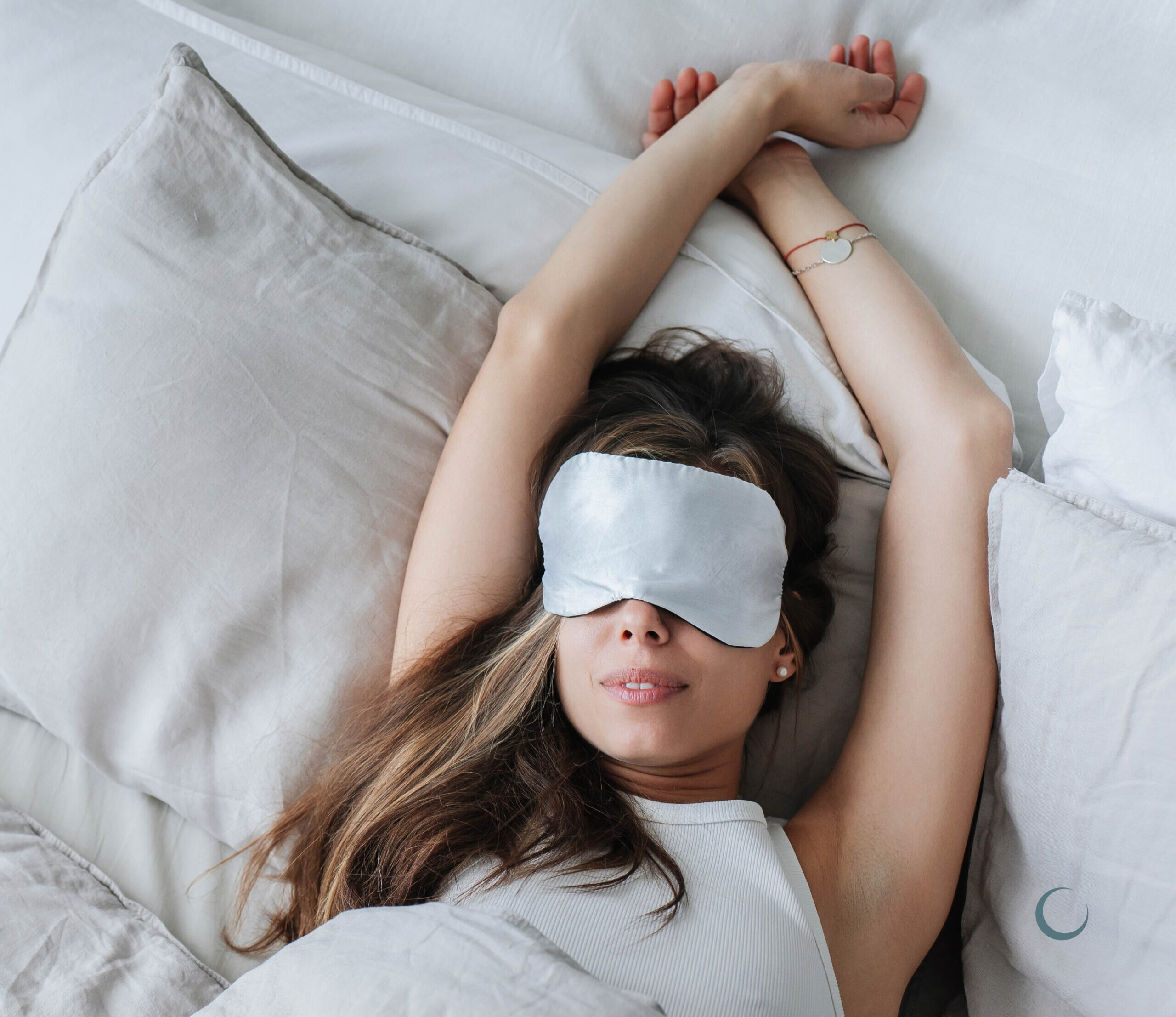 Uno de los síntomas de la apnea en tu salud dental y más habituales es la respiración bucal nocturna. Porque cuándo no puedes respirar bien por la nariz, al final terminas abriendo la boca para tomar aire. Con ésto, se reduce la saliva, que es la principal defensa natural contra las bacterias, y aumenta el riesgo de caries.