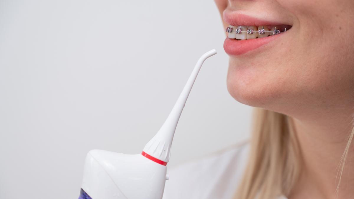 Sobre Mitos y verdades sobre trucos dentales, para aquellos pacientes con tratamiento de ortodoncia, implantes o problemas de encías, el irrigador es el top en la higiene dental. Este dispositivo expulsa un chorro de agua a presión que limpia entre los dientes, encías y otras zonas de difícil acceso, eliminando placa, restos de comida y bacterias. 